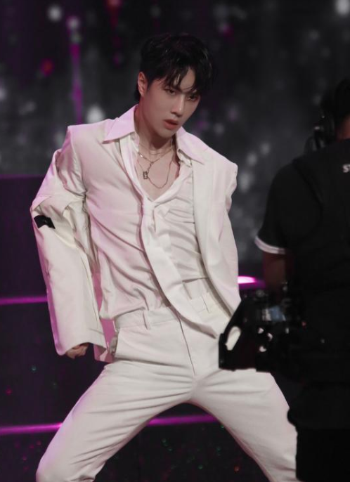 王一博《散落的华服》,绝美的性感!白色西装太吸睛,舞蹈歌词让人脸红