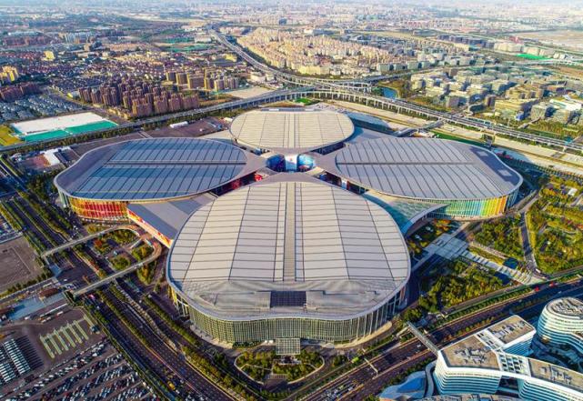 四叶草在阳光下反射着七彩光芒上海国家会展中心独家航拍美图来了