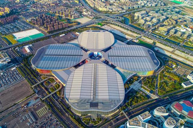 四叶草在阳光下反射着七彩光芒上海国家会展中心独家航拍美图来了