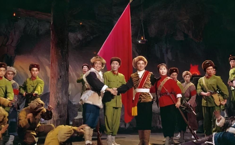 因《智取威虎山》中小常宝一角大火,出国表演却留美不归,今终于给出