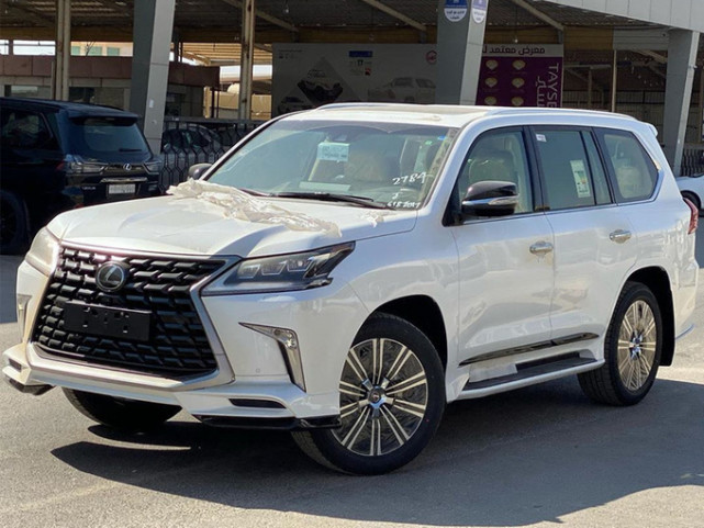 雷克萨斯新款lx570实拍搭57lv8发动机外观造型更运动