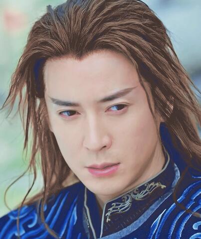 一个人,可能当初剧组拍摄的时候为了节省时间,所以让韩栋露脸饰演大鱼