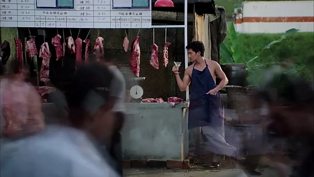 嘈杂的市井,熙攘的行人,破旧的猪肉摊,油腻的猪肉佬.