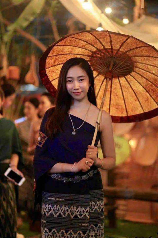 穿传统礼服的少女5,老挝女人大多信仰
