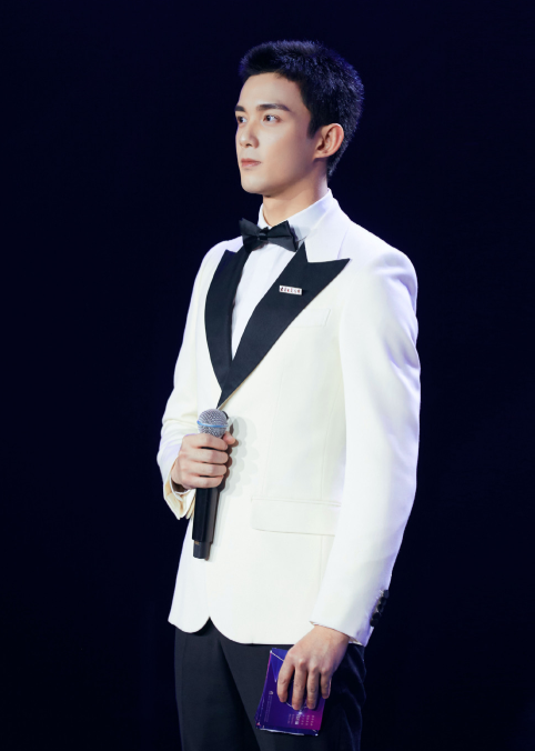 吴磊最新生图曝光,穿上西装宛如绅士,男性魅力全面爆发