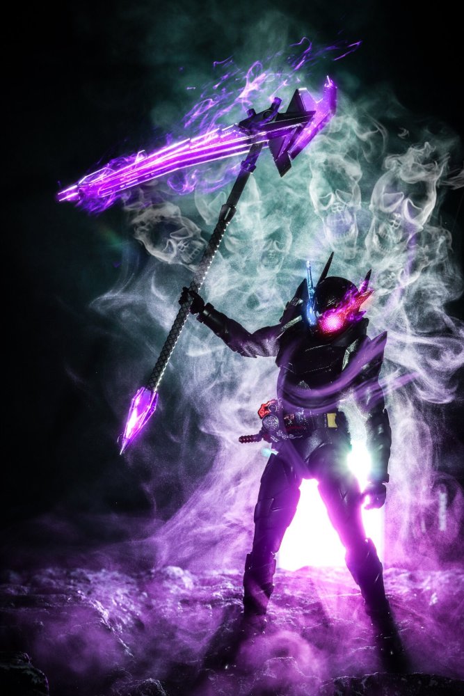 这是假面骑士build的兔子坦克危险形态手办,手持死神镰刀的build,在