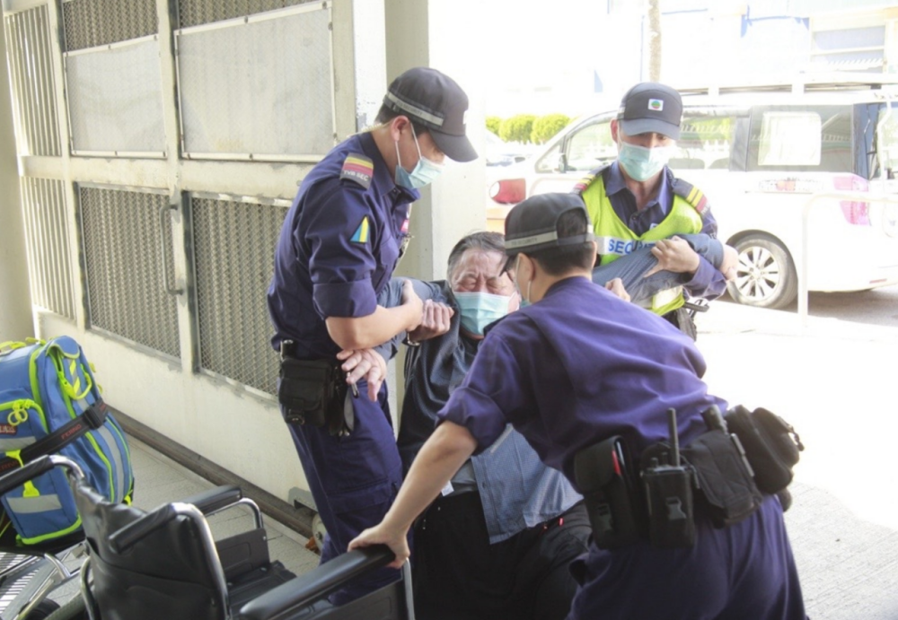 72岁老戏骨片场失足摔倒,面色痛苦无法爬起,被紧急送医治疗