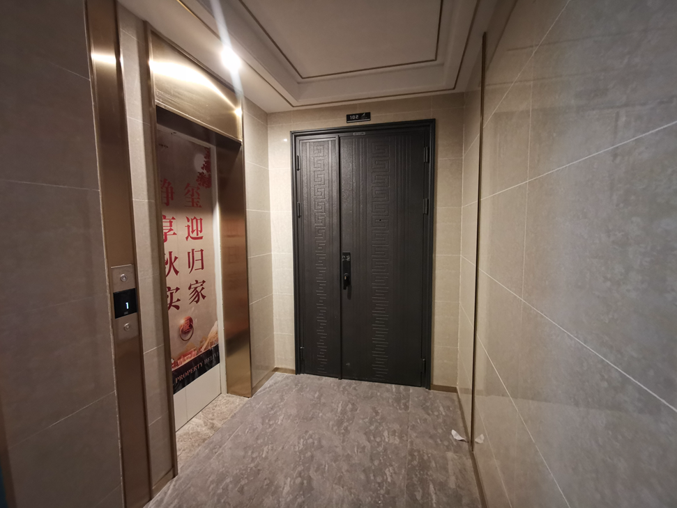 三七开入户门楼道里扶手上都缠着红布入户大堂楼宇门洋房物业费2.