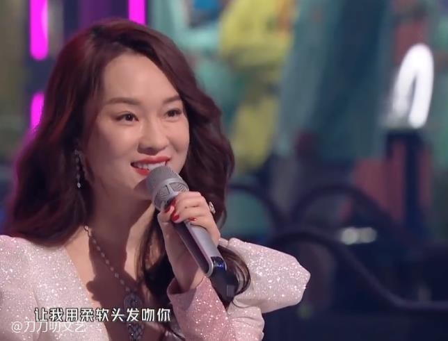 黄晓明|晚会照妖镜：黄晓明暴瘦太憔悴，姚晨粉裙显腰粗，王鸥美瞳忒诡异