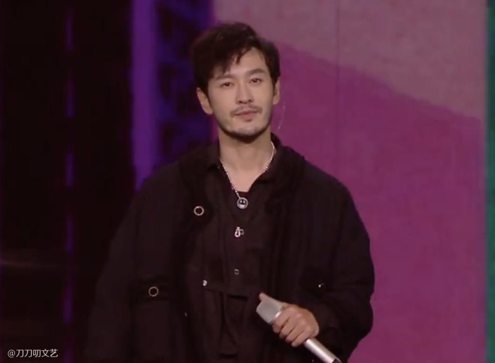 黄晓明|晚会照妖镜：黄晓明暴瘦太憔悴，姚晨粉裙显腰粗，王鸥美瞳忒诡异