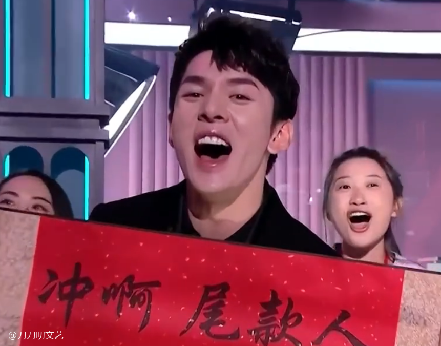 黄晓明|晚会照妖镜：黄晓明暴瘦太憔悴，姚晨粉裙显腰粗，王鸥美瞳忒诡异