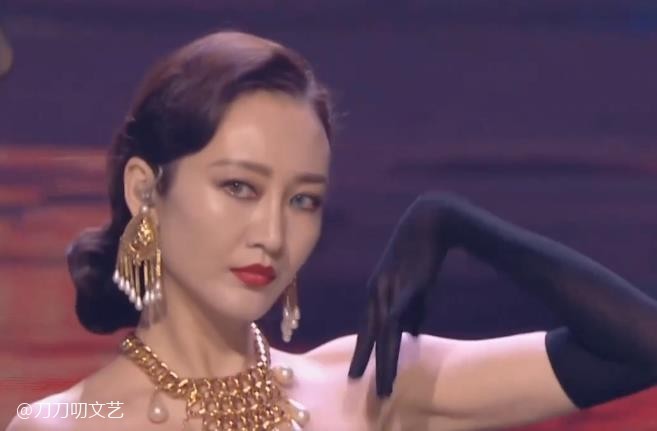 黄晓明|晚会照妖镜：黄晓明暴瘦太憔悴，姚晨粉裙显腰粗，王鸥美瞳忒诡异