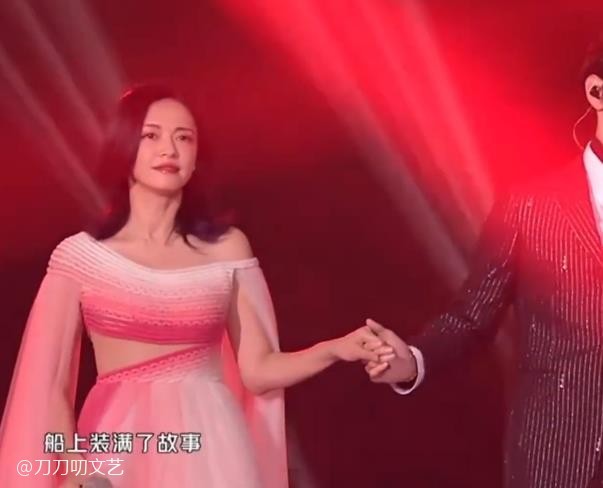 黄晓明|晚会照妖镜：黄晓明暴瘦太憔悴，姚晨粉裙显腰粗，王鸥美瞳忒诡异