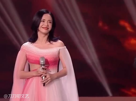 黄晓明|晚会照妖镜：黄晓明暴瘦太憔悴，姚晨粉裙显腰粗，王鸥美瞳忒诡异