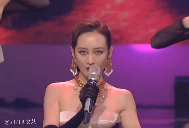 黄晓明|晚会照妖镜：黄晓明暴瘦太憔悴，姚晨粉裙显腰粗，王鸥美瞳忒诡异