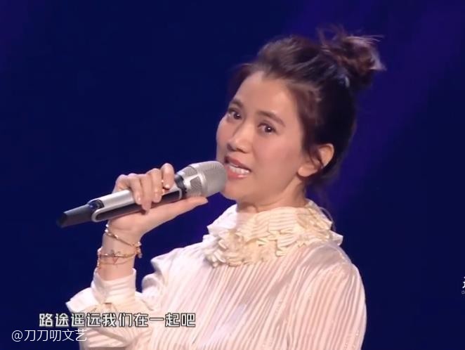 黄晓明|晚会照妖镜：黄晓明暴瘦太憔悴，姚晨粉裙显腰粗，王鸥美瞳忒诡异