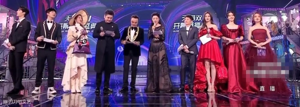 黄晓明|晚会照妖镜：黄晓明暴瘦太憔悴，姚晨粉裙显腰粗，王鸥美瞳忒诡异