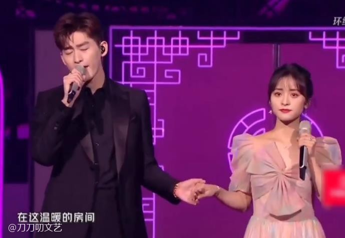 黄晓明|晚会照妖镜：黄晓明暴瘦太憔悴，姚晨粉裙显腰粗，王鸥美瞳忒诡异