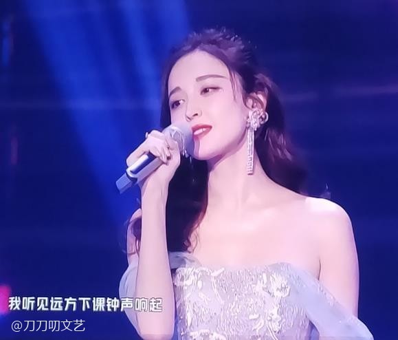 黄晓明|晚会照妖镜：黄晓明暴瘦太憔悴，姚晨粉裙显腰粗，王鸥美瞳忒诡异