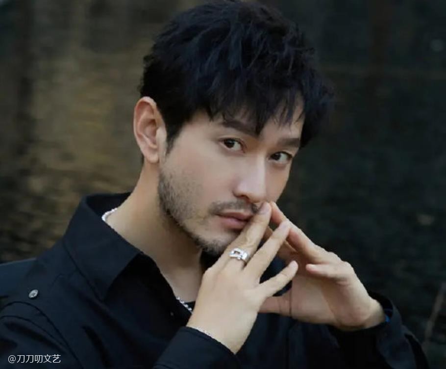 黄晓明|晚会照妖镜：黄晓明暴瘦太憔悴，姚晨粉裙显腰粗，王鸥美瞳忒诡异