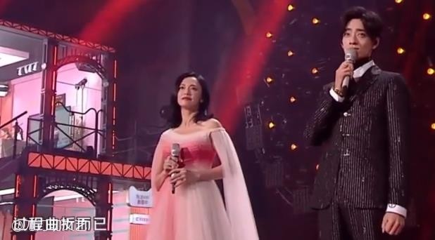 黄晓明|晚会照妖镜：黄晓明暴瘦太憔悴，姚晨粉裙显腰粗，王鸥美瞳忒诡异
