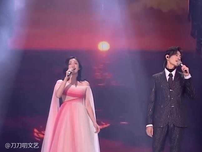 黄晓明|晚会照妖镜：黄晓明暴瘦太憔悴，姚晨粉裙显腰粗，王鸥美瞳忒诡异