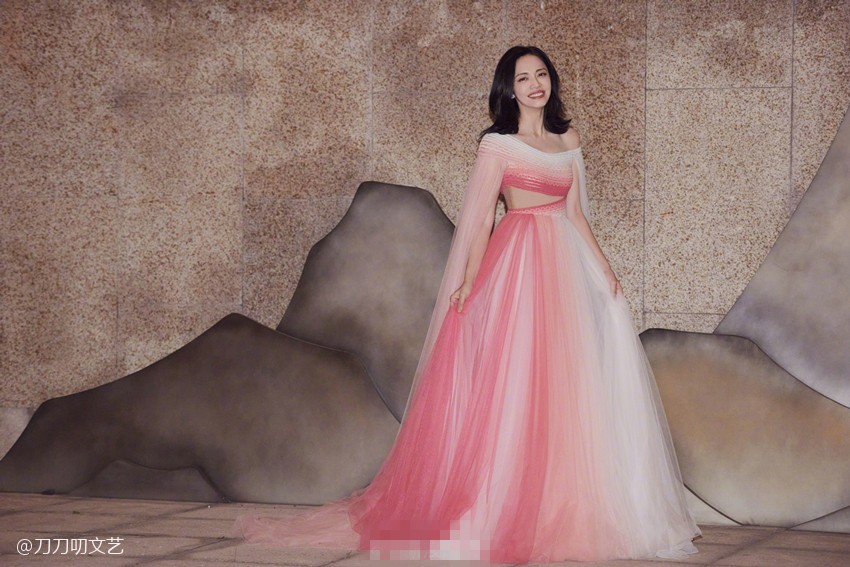 黄晓明|晚会照妖镜：黄晓明暴瘦太憔悴，姚晨粉裙显腰粗，王鸥美瞳忒诡异