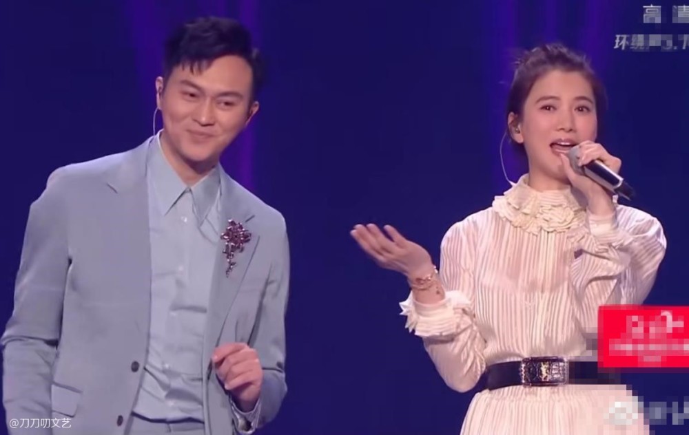 黄晓明|晚会照妖镜：黄晓明暴瘦太憔悴，姚晨粉裙显腰粗，王鸥美瞳忒诡异