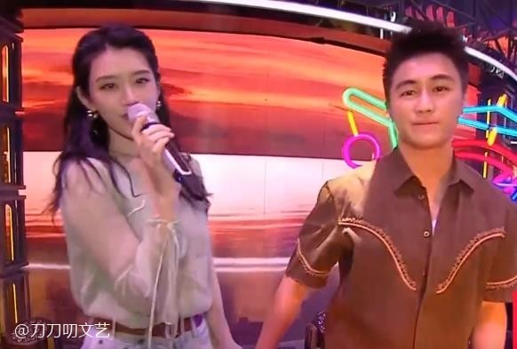 黄晓明|晚会照妖镜：黄晓明暴瘦太憔悴，姚晨粉裙显腰粗，王鸥美瞳忒诡异