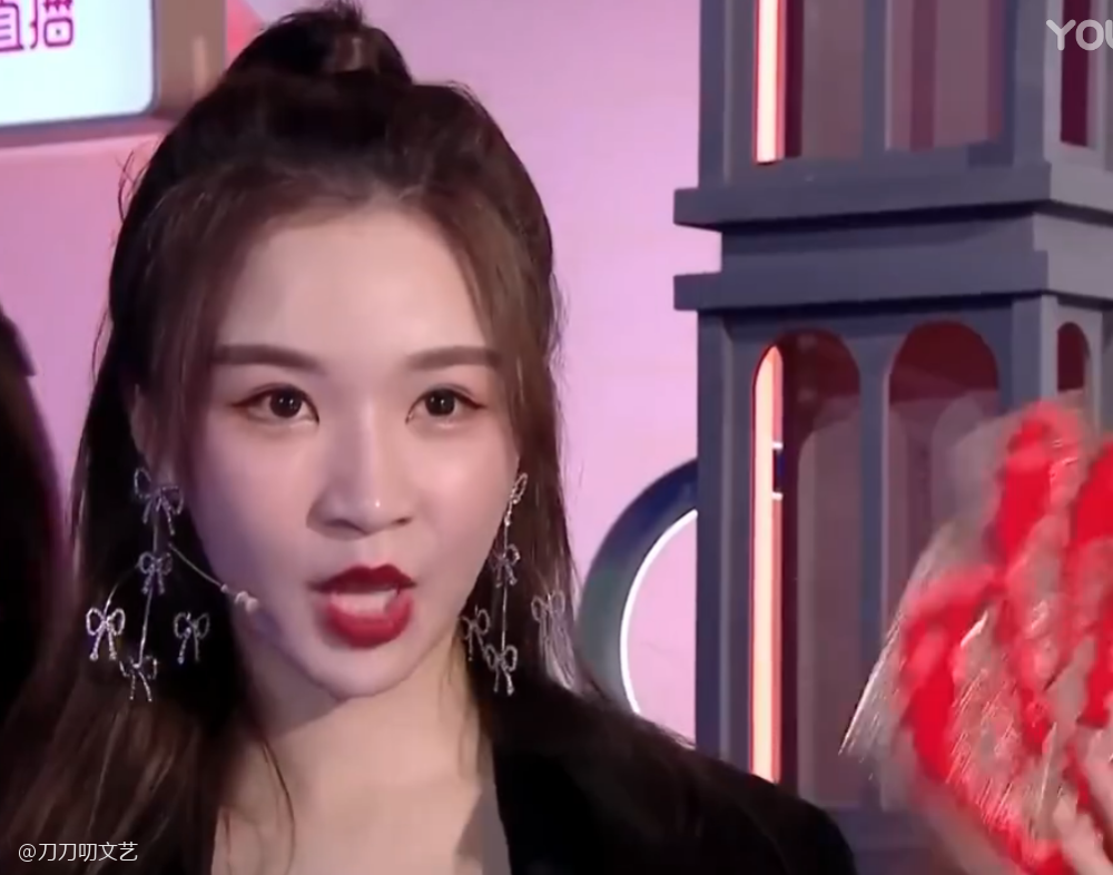 黄晓明|晚会照妖镜：黄晓明暴瘦太憔悴，姚晨粉裙显腰粗，王鸥美瞳忒诡异