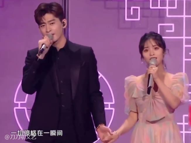 黄晓明|晚会照妖镜：黄晓明暴瘦太憔悴，姚晨粉裙显腰粗，王鸥美瞳忒诡异