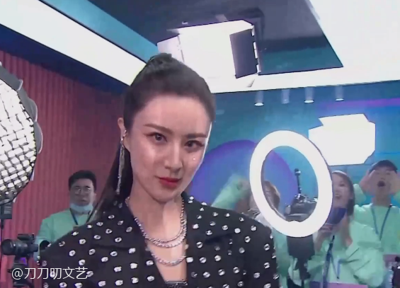 黄晓明|晚会照妖镜：黄晓明暴瘦太憔悴，姚晨粉裙显腰粗，王鸥美瞳忒诡异