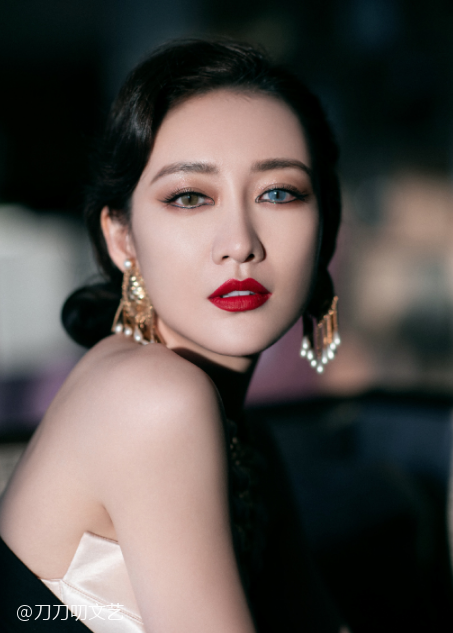 黄晓明|晚会照妖镜：黄晓明暴瘦太憔悴，姚晨粉裙显腰粗，王鸥美瞳忒诡异