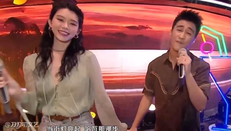 黄晓明|晚会照妖镜：黄晓明暴瘦太憔悴，姚晨粉裙显腰粗，王鸥美瞳忒诡异