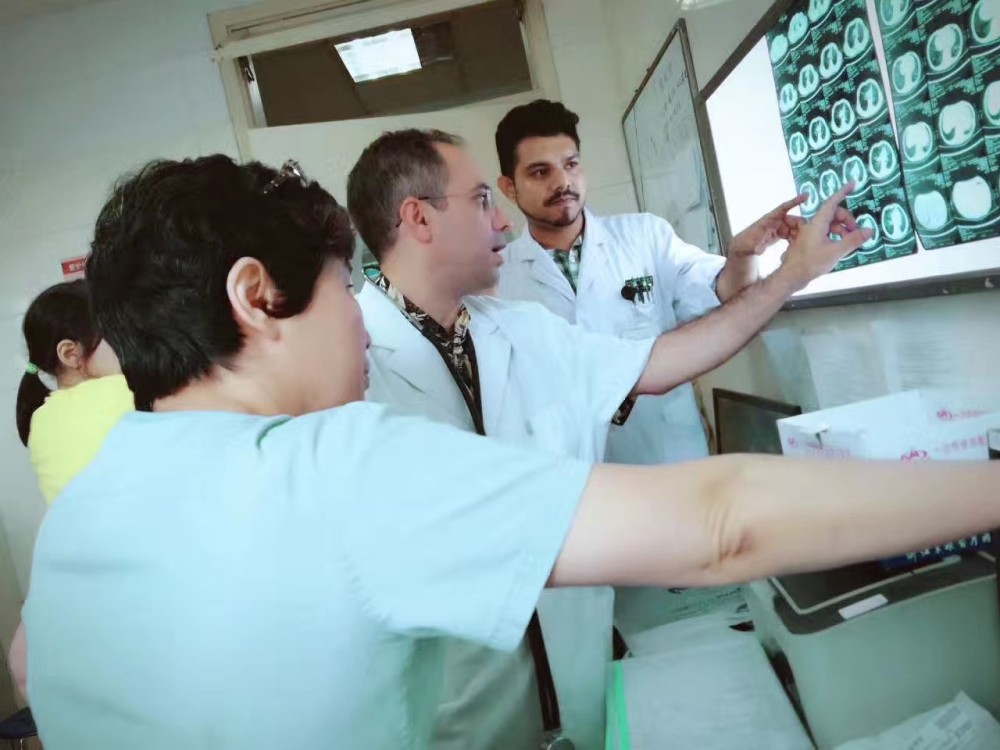 留学生|外国留学生的中国故事：从胡同开始中国行，抗疫路上做一名逆行者