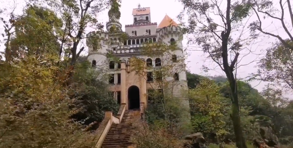 重庆主城烂尾城堡,投资过亿豪华大气,为何被废弃至今是谜_腾讯新闻