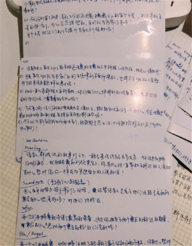采访s10冠军时，LPL余霜起色都变了，赛后晒出为sn准备的问题卡