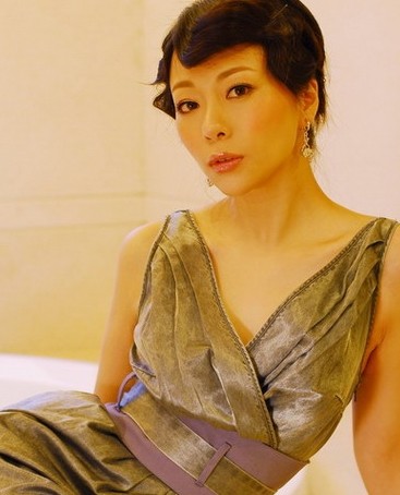 娶大6岁妻子,陪伴妻儿两年抛弃工作,如今凭借实力再次爆红|何珈好|保