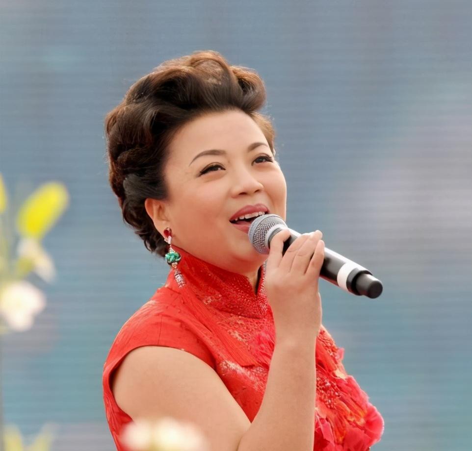 他是李谷一的干女儿23次登上春晚舞台如今52岁仍未婚