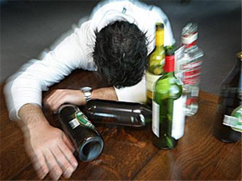 中国最能喝酒的人一次可以喝7斤白酒曾在酒桌上喝死8个人
