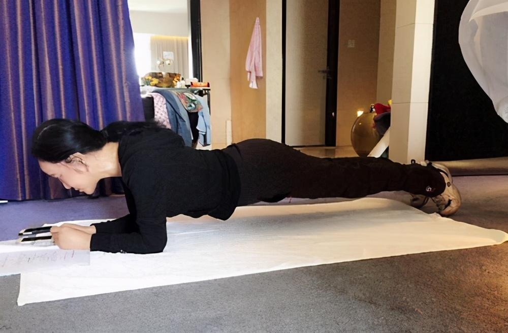 说句公道话:刘晓庆虽然年纪成谜,颜值身材真不输少女!有图为证