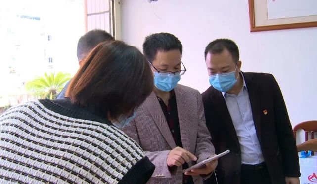 罗兴茂一行先后到渔沧社区第25号小区居民家中,实地
