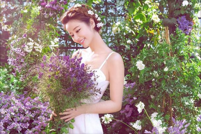 林心如|林心如晒视频宣传新作，左手无名指戴婚戒笑容甜，刻意摆弄婚戒力证婚姻状态