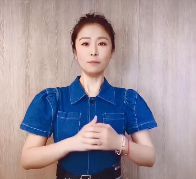 林心如|林心如晒视频宣传新作，左手无名指戴婚戒笑容甜，刻意摆弄婚戒力证婚姻状态