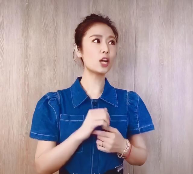 林心如|林心如晒视频宣传新作，左手无名指戴婚戒笑容甜，刻意摆弄婚戒力证婚姻状态