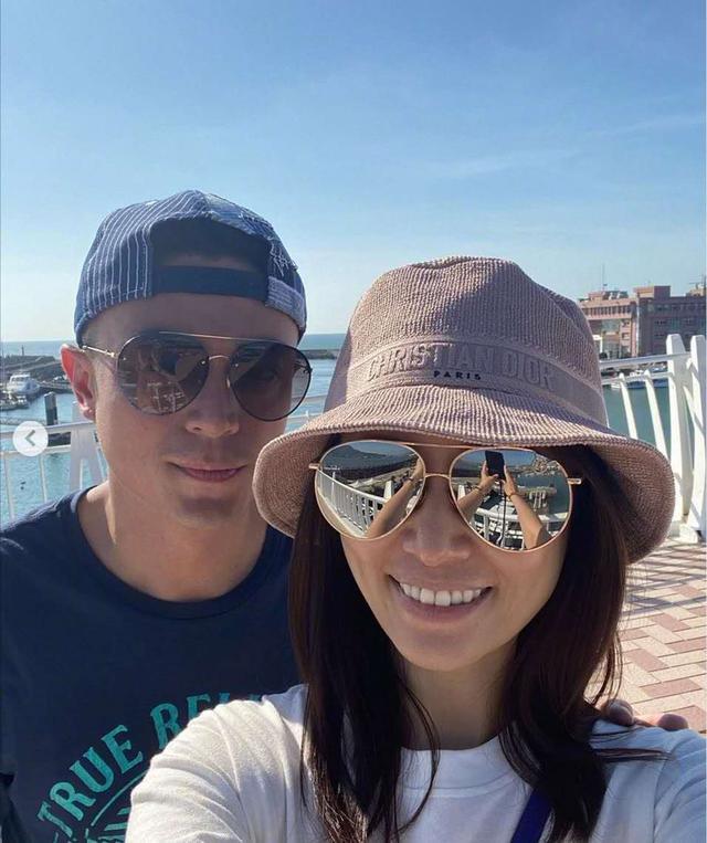 林心如|林心如晒视频宣传新作，左手无名指戴婚戒笑容甜，刻意摆弄婚戒力证婚姻状态