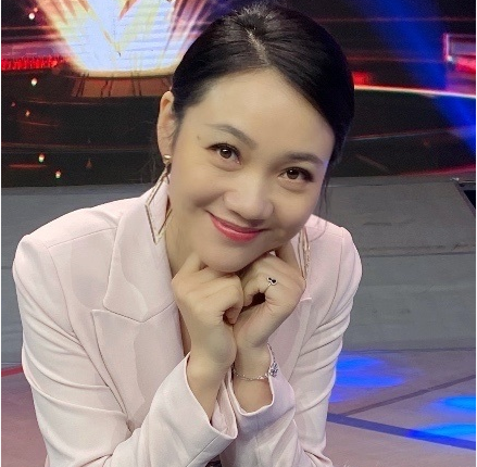 主持人周群自曝身体出问题,髋关节疼痛走路都困难,被工作人员送医急诊