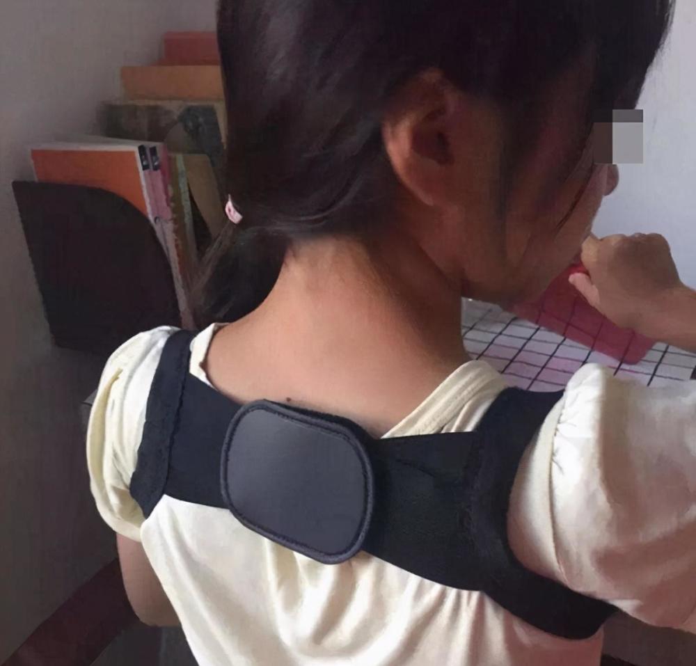 孩子含胸驼背太难看脊柱侧弯不是小问题家长别不当回事