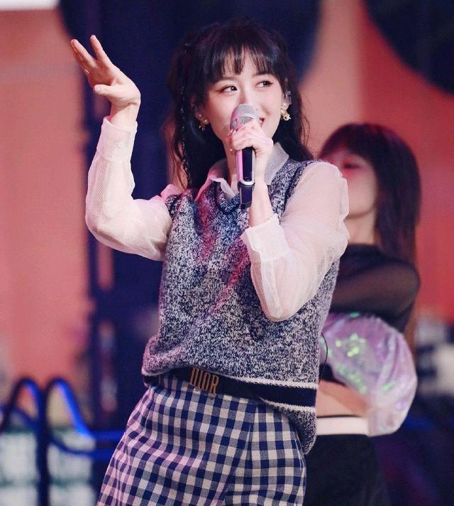 袁冰妍化身"猫系少女",舞台上连唱带跳《躲猫猫》,这形象适合选秀出道