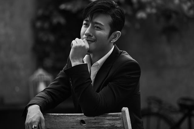 23日,北京三里屯户外led大屏幕上,演员林雨申的写真曝光,当天正是他的